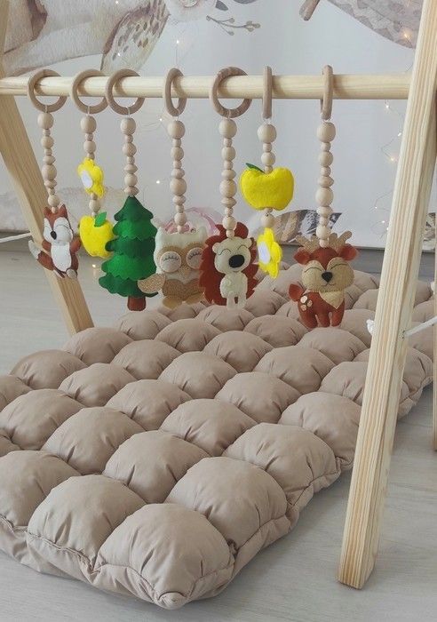 Мобиль детский, напольный, Беби Джим + комплект подвесок Лесничок + матрасик БОН БОН Капучино 0001567 фото